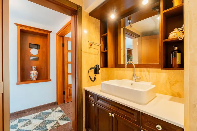 Aydınlık lavabo nişi