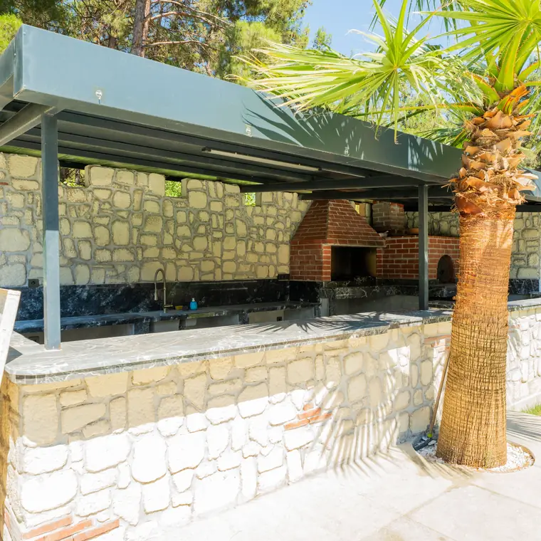 Üstü kapalı barbekü alanı ve taş fırın