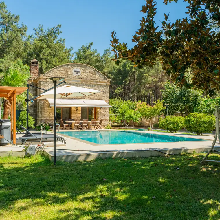 Taş ev, havuz ve geniş bahçe