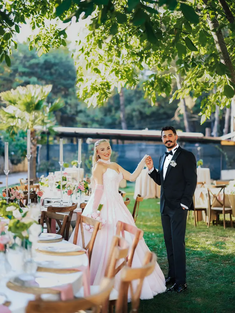 Bahçede gelin ve damat