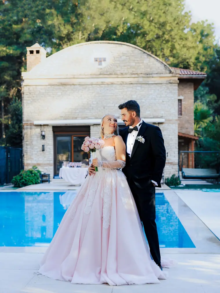 Havuz kenarında gelin ve damat