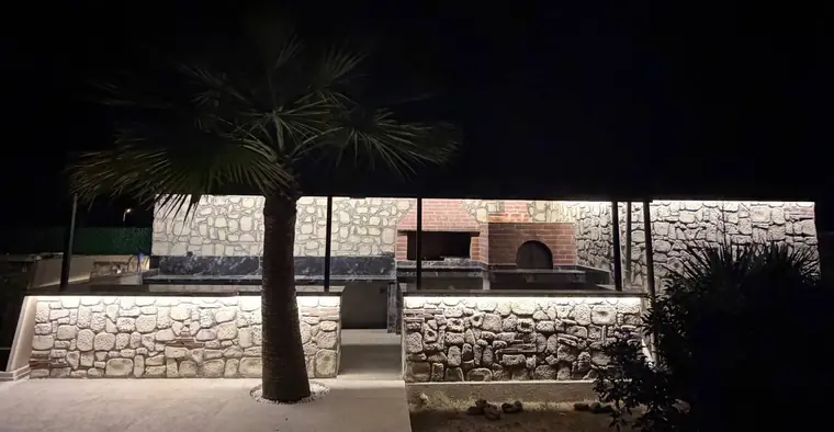 Gece ışıklarıyla barbekü alanı