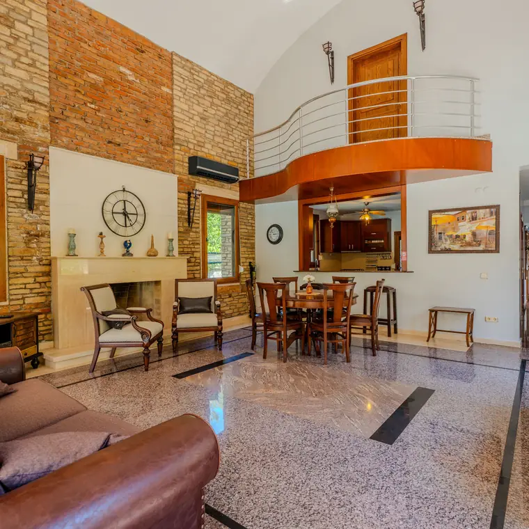 Salon ve üst kattaki galeri